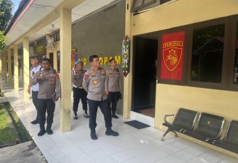 Kapolda Kalimantan Tengah, Irjen Pol Iwan Kurniawan mengecek ruangan pelayanan pengaduan masyarakat (dumas) yang berada di satuan kerja Bidang Profesi dan Pengamanan (Bidpropam) Polda Setempat, Senin (21/4/2025)