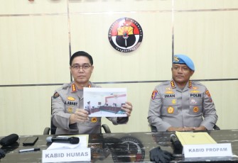 Kabid Humas Polda Jatim Kombes Pol Jules Abraham Abast saat memberikan keterangan pers