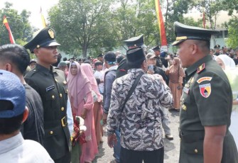Danrem 081/DSJ Kolonel Arm Untoro Hariyanto memberikan ucapan selamat siswa Dikmata TNI AD