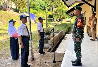 Babinsa Jadi Pembina Upacara di Sekolah Pacitan