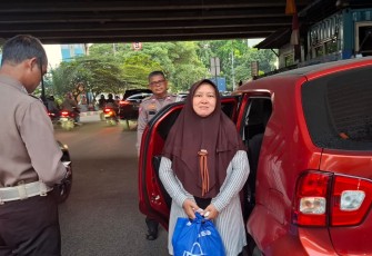 Satlantas Jakbar Belikan Tiket Pulang Usai Kehilangan Dompet