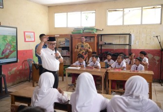  Pendidikan Dasar dan Menengah (Mendikdasmen) Abdul Mu'ti hadir menyapa para murid