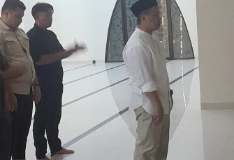 Wali Kota Depok Supian Suri jadi imam salat magrib berjamaah di Masjid Jami' Asy Syahid Kota Depok, Senin (5/5)