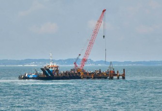 Sekdaprov Kepri Adi Dampingi Dirjen Perhubungan Laut Tinjau Pembangunan Menara Suar Karang Singa