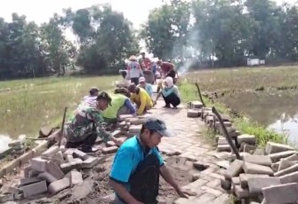 Kerja bakti di wilayah desa binaan 