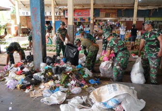 Personel Kodim 1708/BN bersama Komunitas Trash Hero Biak serta warga pasar beraksi membersihkan lingkungan Pasar Sentral Faidoma Darfuar, Distrik Samofa, Kabupaten Biak Numfor