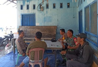 Kebersamaan Warga Bersama Anggota Satgas TMMD  Ke-124 Kodim 0408/BS Saat Istirahat Siang
