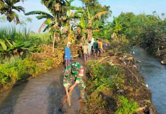 Kerja bakti bersama warga desa binaan 