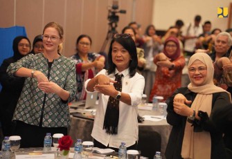 Wamen PU Diana Kusumastuti (tengah)