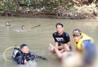 Evakuasi korban tenggelam di sungai Cimanis Cirebon 