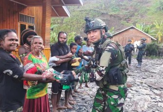 Satgas Yonif 700/Wyc bersama mama Papua