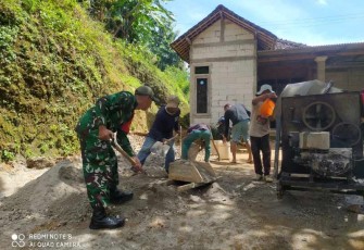 Gotong royong perbaiki jalan rabat wilayah desa binaan 