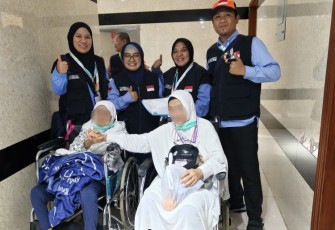 Tim KKHI Madinah saat merawat jemaah haji