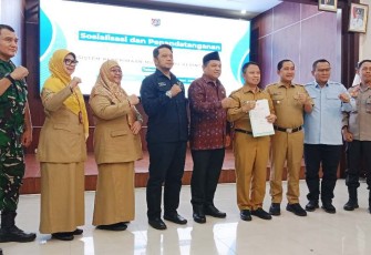 Walikota Depok Supian Suri foto bersama saat launching SPMB 2025, Senin (26/5)