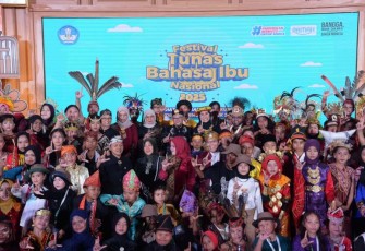 Mendikdasmen Abdul Mu'ti foto bersama di gedung merah putih, PPSDM, Kemendikdasmen, Depok, Senin (26/5)