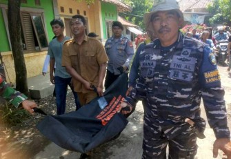 Personel Lanal Cirebon berhasil evakuasi korban tenggelam di sungai