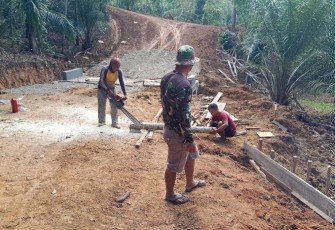 Satgas TMMD Ke-124 Kodim 0408/BS Bersama Warga Kebut Penyelesaian Talud Penahan Longsor