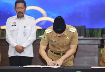 Bupati Trenggalek, Mochamad Nur Arifin, saat menandatangani harmonisasi secara serentak Rancangan Peraturan Kepala Daerah (Raperkada)