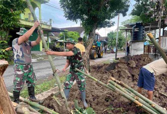 Karya bakti bersihkan lingkungan 