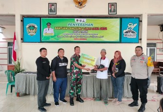 Babinsa Desa Tiron Dampingi Penyaluran BLT Kepada KPM