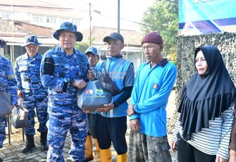 Lanud Husein Sastranegara Distribusikan Ratusan Paket Sembako