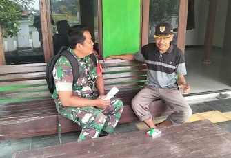 Babinsa Desa Waruk Kalong Koramil 06/Kwadungan Kodim 0805/Ngawi Koptu Hendrik melaksanakan Pul Data Ter Bersama Perangkat Desa di Desa Waruk Kalong Kecamatan Kwadungan, Sabtu (28/06/2025)
