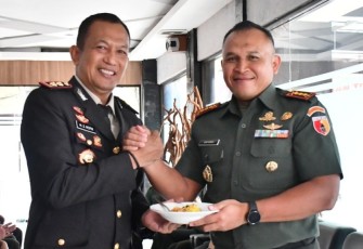 Danrem 081/DSJ Kolonel Arm Untoro Hariyanto memberikan nasi tumpeng kepada Kapolres Madiun AKBP Mohammad Zainur Rofik di HUT Bhayangkara Ke-79, Selasa (1/7)