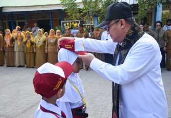 Mendikdasmen Abdul Mu'ti mengenakan topi siswa SD Negeri 16 Sumbawa