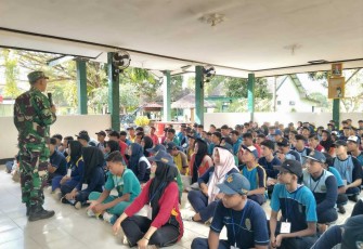 Personel Kodim 0801/Pacitan beri Materi WasBang Dan PBB Pada Siswa MPLS SMKN 3 Pacitan