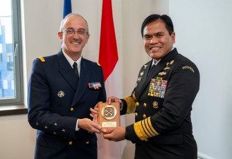 Kepala Staf Angkatan Laut (Kasal) Laksamana TNI Dr. Muhammad Ali beserta Delegasi TNI AL melaksanakan kunjungan kehormatan kepada Admiral Nicolas Vaujour, Chief of Staff of the French Navy di Paris, Selasa (15/7)