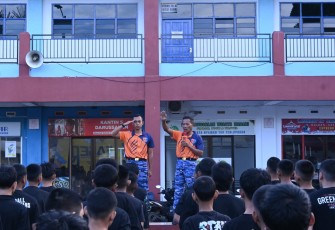 Personel Lanud Sultan Hasanuddin Memberikan Pendidikan Karakter Kepada Siswa SMK Darussalam