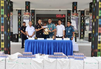 TNI AL Amankan Ratusan Ribu Rokok Ilegal Senilai Rp 120 Juta di Pelabuhan Pelindo Waeklambu NTT