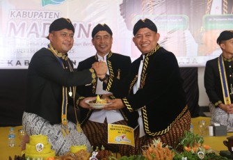 Dandim Madiun, Letkol Kav Widhi Bayu Sudibyo, menghadiri Upacara dan tasyakuran Peringatan Hari Jadi Kabupaten Madiun Ke-457 yang berlangsung di halaman Pendopo Ronggo Djumeno, Jumat (18/7)