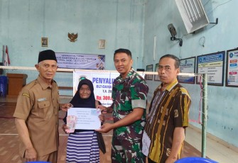 Babinsa Desa Dolopo Dampingi Penyaluran BLT DD Bulan untuk Warga Pra Sejahtera