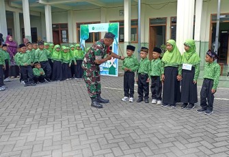 Sertu Sutrisno Tanamkan Semangat Kebangsaan di MI Miftahul Huda Trenggalek