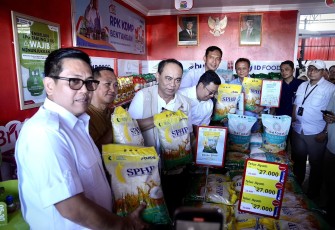 Menteri Koperasi (Menkop) Budi Arie Setiadi meninjau dan melakukan gladi bersih persiapan akhir acara launching (peresmian) 80 ribu lebih Koperasi Desa/Kelurahan (Kopdes/Kel) Merah Putih