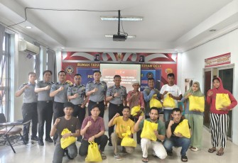 Wujud Kebersamaan dan Kepedulian Rutan Kelas I Labuhan Deli Berbagi Sembako ke Masyarakat Sekitar Rutan.