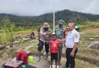 Babinsa Koramil 1710-05/Jila Bersama Puskesmas Lakukan Pusjaki Untuk Berikan Layanan Kesehatan Kepada Masyarakat
