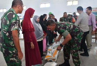 Dandim Ponorogo Bersama Perum Bulog Salurkan Bantuan Pangan Beras serta SPHP