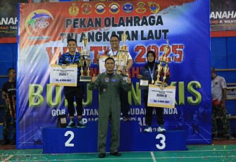 Komandan Puspenerbal Serahkan Medali dan Piala Cabor Bulutangkis Poral Wiltim 2025