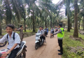 Polsek Belitang III Ciptakan Keamanan dan Keselamatan Bantu Pengawalan Anak Sekolah