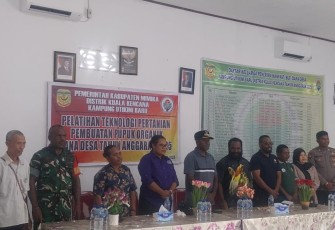 Babinsa Koramil Kuala Kencana Melaksanakan Pendampingan Pelatihan Teknologi Pertanian Pembuatan Pupuk Organik