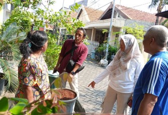 Kerja bakti di wilayah gang KTB di Mojo, Kota Surabaya 