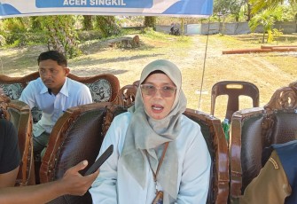 Pimpinan Cabang Bulog Blangpidie, Nurul Iranda Sari, saat menyalurkan bantuan beras di Koramil Singkil