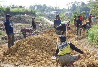 Pengerjaan jalan penghubung desa Pekalobean 