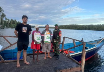 Babinsa Koramil 1710-01/Kokonao Dampingi Penyaluran Beras Ketahanan Pangan Untuk Masyarakat