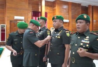 Danrem 041/Gamas Pimpin Acara Serah Terima Jabatan Serta Tradisi Penerimaan Dan Pelepasan Warga Korem 041/Gamas 