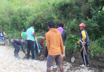 Perapihan bahu jalan lokasi TMMD Kodim Enrekang 