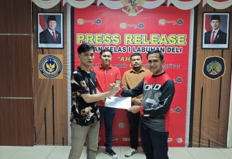 Warga binaan Rutan Kelas I Labuhan Deli saat menerima amnesti 