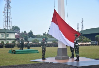 Penaikan bendera merah putih dengan iringan lagi kebangsaan yang dilaksanakan oleh personil Kodam XIII Merdeka di upacara minggu pertama dibulan Agustus 2025